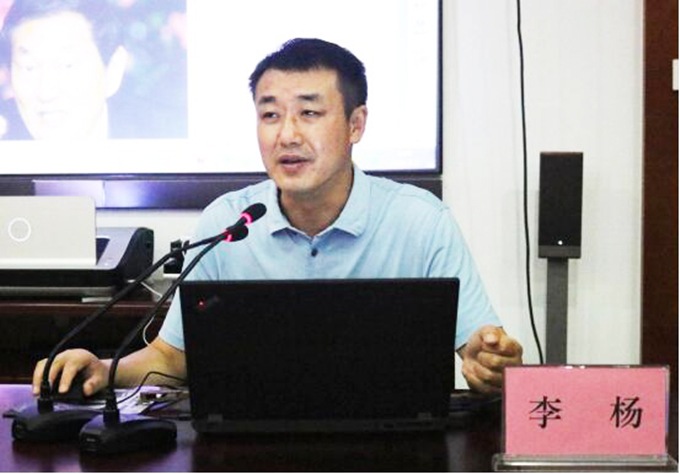 黨委委員、紀(jì)委書記、工會(huì)主席李楊對(duì)新員工進(jìn)行廉潔從業(yè)教育